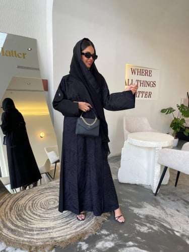 القماش :كريب ملكي ، كريب مطرز اسود مع كرستال اسود