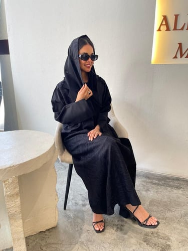 القماش :كريب ملكي ، كريب مطرز اسود مع كرستال اسود