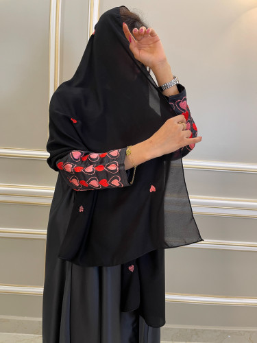 طرحه لون اسود +تطريز قلوب