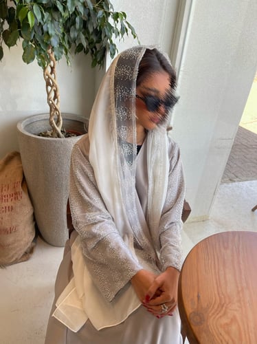 القماش كريب حرير مع تُل اوف وايت وخرز وترتر