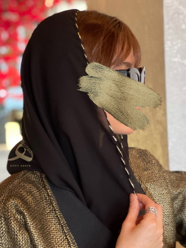 طرحه اسود بخيط ذهبي لامع