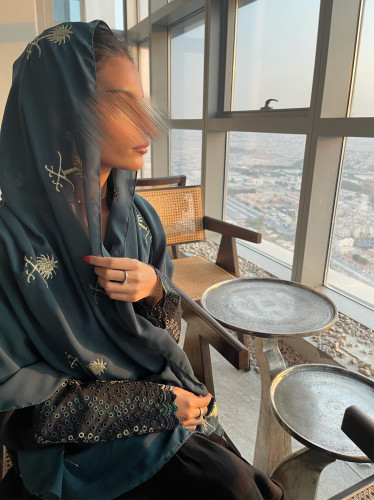 طرحه زيتي تطريز ذهبي