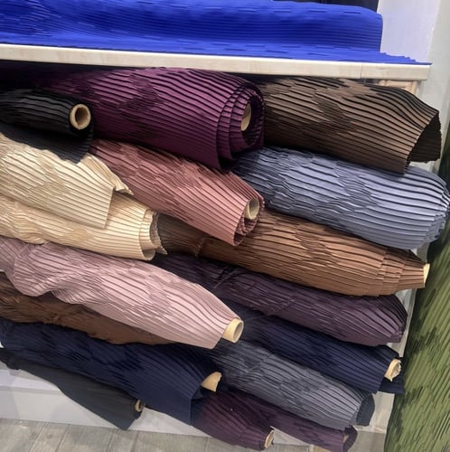 القماش كريب ملكي ، كسرات بالخلف