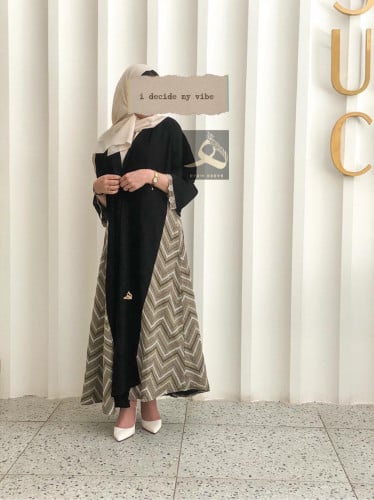 القماش كريب ملكي + ركامه بالجوانب والاكمام