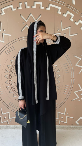 القماش كريب ملكي +تطريز ابيض