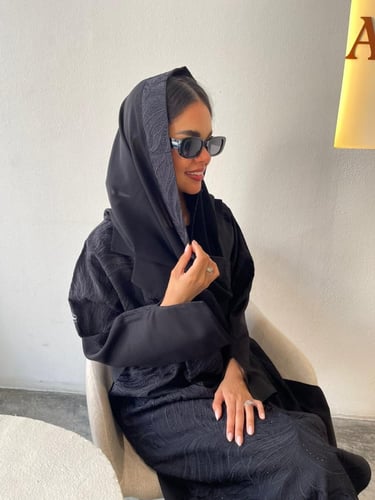 القماش :كريب ملكي ، كريب مطرز اسود مع كرستال اسود