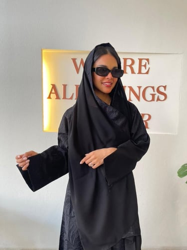 القماش :كريب ملكي ، كريب مطرز اسود مع كرستال اسود