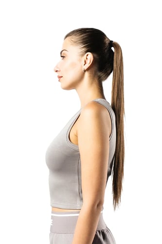 توب نسائي رمادي بدون أكمام مع خط رقبة دائري وشعار...