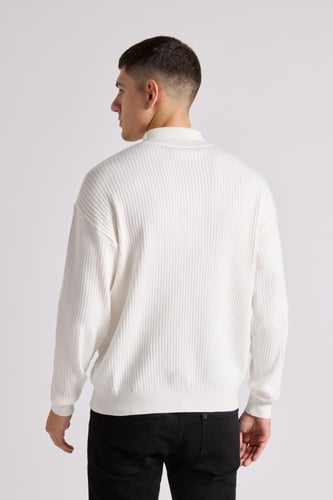 بلوفر بطباعة ورقبة عالية للجنسين أبيض