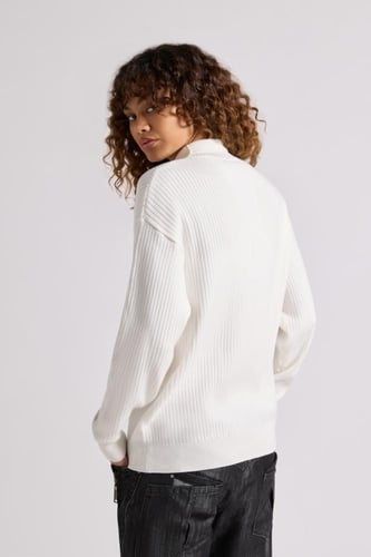 بلوفر بطباعة ورقبة عالية للجنسين أبيض