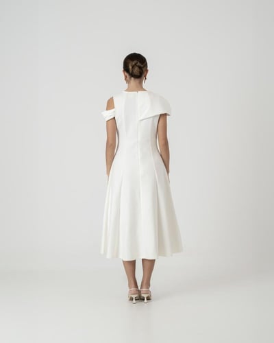 فستان أبيض كلاسيكي