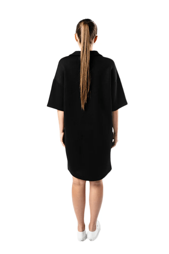 فستان اسود نسائي بياقة علوية وأكتاف منسدلة مع شعار