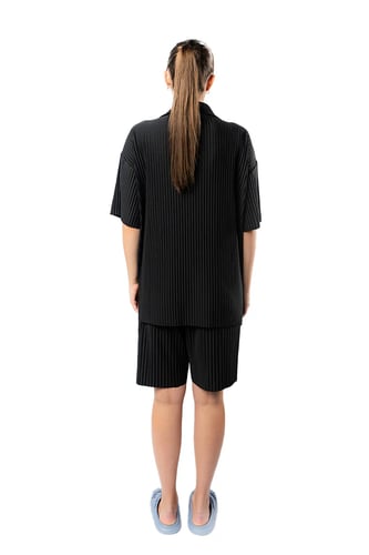 قميص واسع وبأكمام قصيرة للجنسين اسود