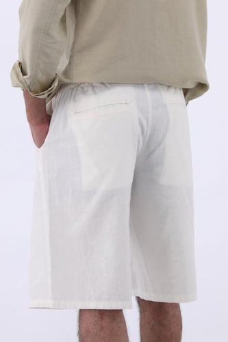 Coastline Ease – شورت خفيف بنَفَس صيفي اوف وايت