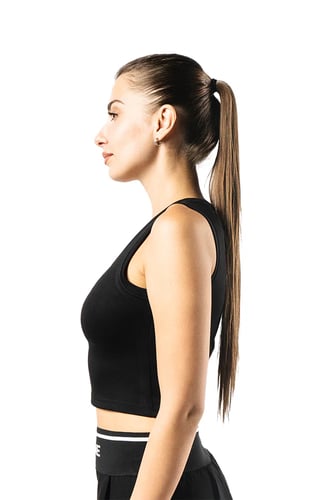 توب نسائي اسود بدون أكمام مع خط رقبة دائري وشعار م...