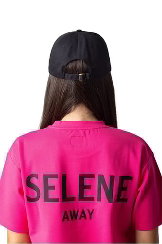 كاب أواي أسود بشعار فوشيا