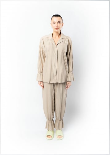 قميص نسائي بأزرار مع أربطة مطاطية عند الرسغين بيج