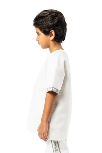 تي شيرت اوف وايت كبير للأطفال برقبة دائرية وشعار م...