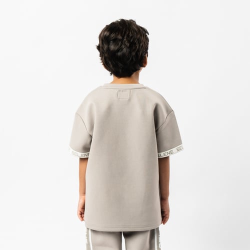 تي شيرت رمادي كبير للأطفال برقبة دائرية وشعار مطبو...