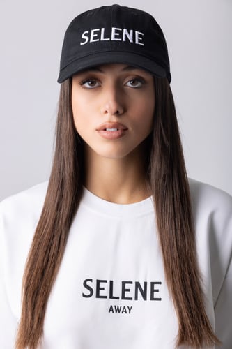 كاب أواي أسود بشعار أبيض