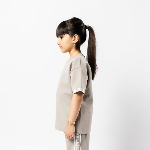 تي شيرت رمادي كبير للأطفال برقبة دائرية وشعار مطبو...