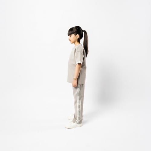 تي شيرت رمادي كبير للأطفال برقبة دائرية وشعار مطبو...