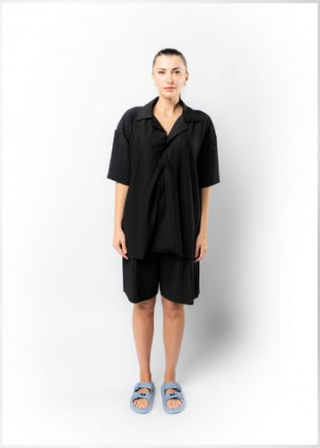 قميص واسع وبأكمام قصيرة للجنسين اسود