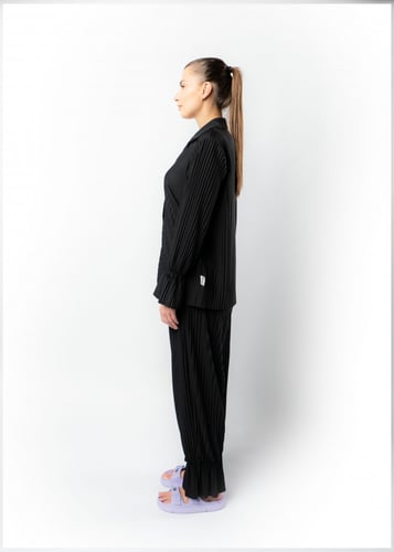 قميص نسائي بأزرار مع أربطة مطاطية عند الرسغين اسود