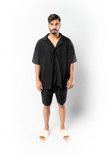 قميص واسع وبأكمام قصيرة للجنسين اسود