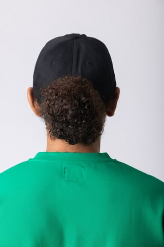 كاب أواي أسود بشعار أخضر