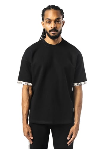 تي شيرت اسود كبير للجنسين مع أكتاف منسدلة وشعار مط...