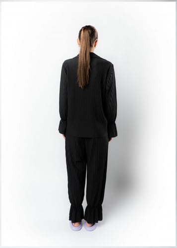 قميص نسائي بأزرار مع أربطة مطاطية عند الرسغين اسود