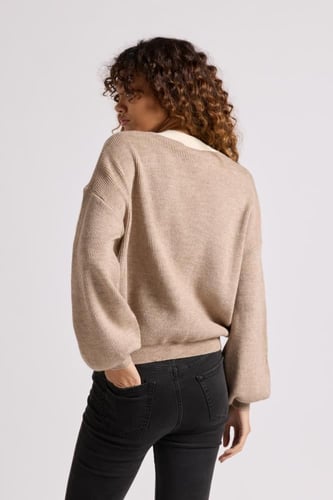 بلوفر بقصة واسعة ورقبة V للنساء بيج