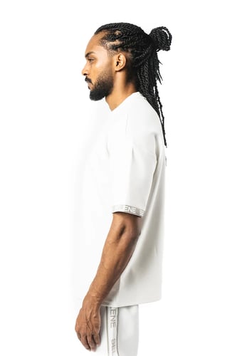 تي شيرت اوف وايت كبير للجنسين مع أكتاف منسدلة وشعا...