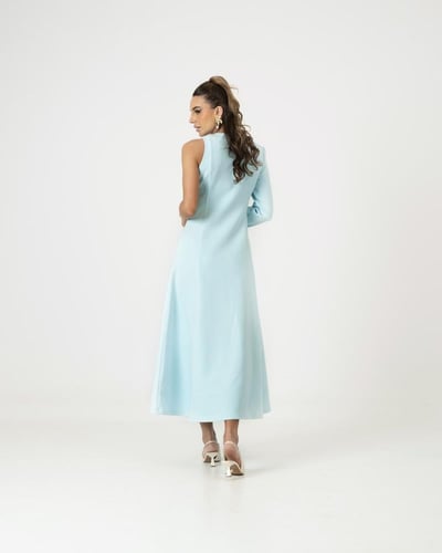 فستان أزرق بلمسة ساحرة