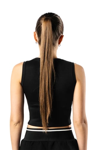 توب نسائي اسود بدون أكمام مع خط رقبة دائري وشعار م...