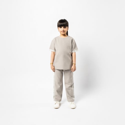 تي شيرت رمادي كبير للأطفال برقبة دائرية وشعار مطبو...