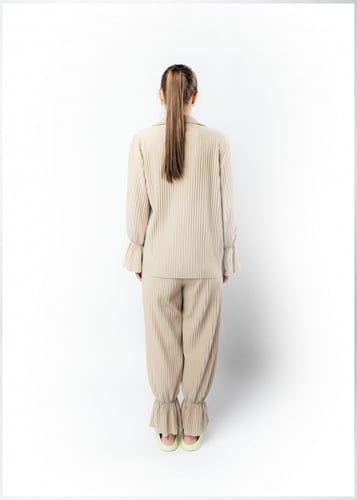 قميص نسائي بأزرار مع أربطة مطاطية عند الرسغين بيج