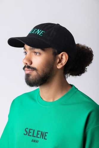 كاب أواي أسود بشعار أخضر