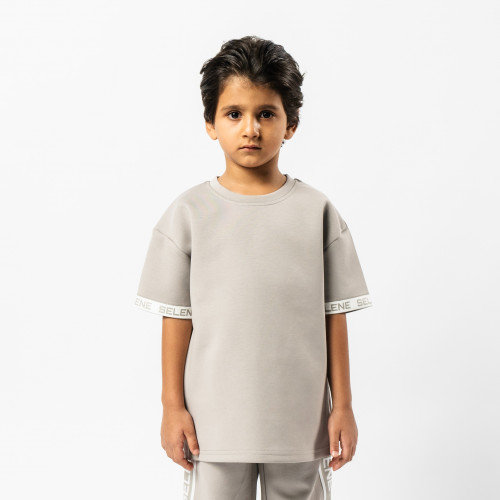 تي شيرت رمادي كبير للأطفال برقبة دائرية وشعار مطبو...