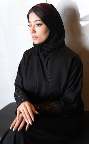 عباية بأكمام من الدانتيل المطرّز