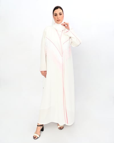 عباية بيضاء بهدب مموج بالوردي