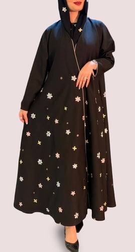 عباية بورود مطرزةا نجمة تماراي