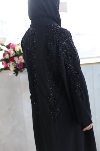 عباية سهرة أنيقة مشغولة بالفصوص