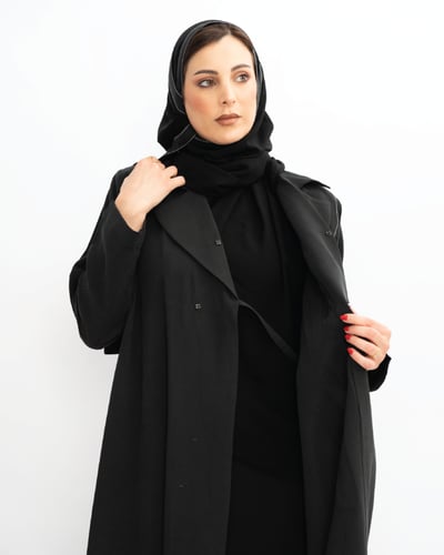 عباية بليزر حرير تركي مزينة بخيوط متموجة