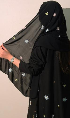 عباية بورود مطرزةا نجمة تماراي