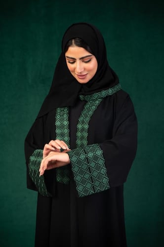 تطريز الهوية الوطنية باللون الاخضر