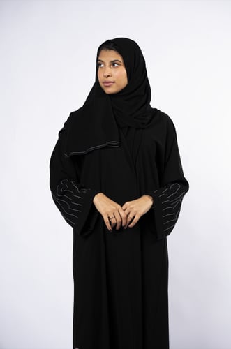 عباية مزينة بخيوط حرير