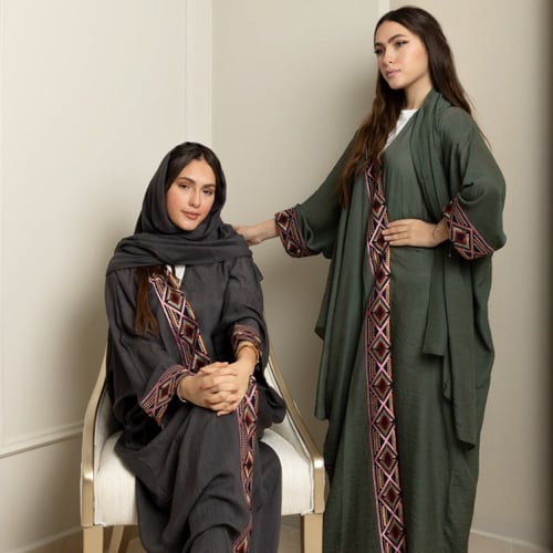 عباية صيفية بأطراف مطرّزة