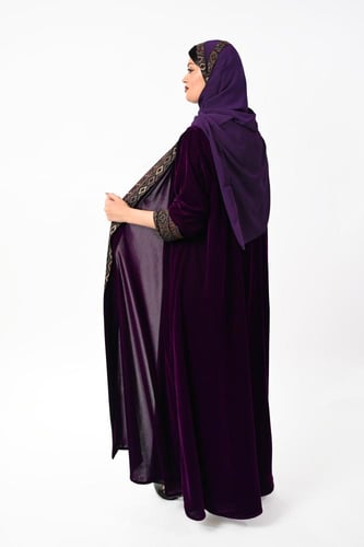 عباية مخمل بياقة وأكمام كشمير